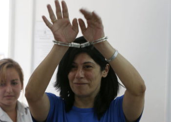 Khalida Jarrar en una audiencia en un tribunal militar cerca de Ramallah, 21 de mayo de 2015 | Archivos: AP