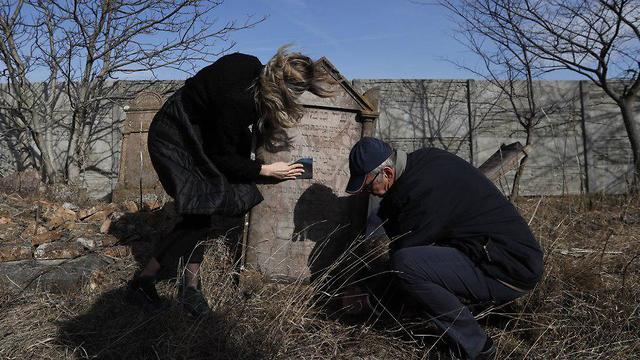 Trabajos de preservación en un cementerio judío en Eslovaquia (Foto: AP)