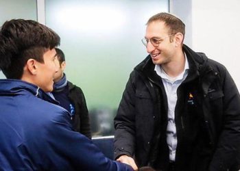 Rabino Benji Levy en la Escuela de la Paz (Foto: Angelos Zymaras)