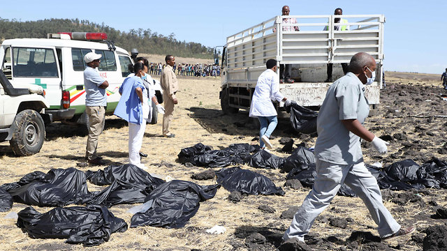 Los equipos de rescate en el lugar del accidente el domingo (Foto: AFP)