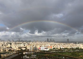 Arco iris sobre Giv'at Shmuel, con el horizonte de Tel Aviv al fondo (Foto: Ronen Rachamim)