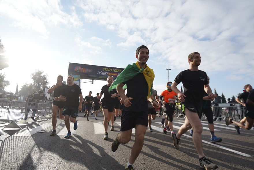 Soldados que participan en la novena maratón anual de Jerusalén. (Dor Schwartz)
