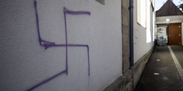 Una esvástica se ve en la pared lateral de una antigua sinagoga en Mommenheim, este de Francia, 4 de marzo de 2019. (Foto AP / Jean-Francois Badias)