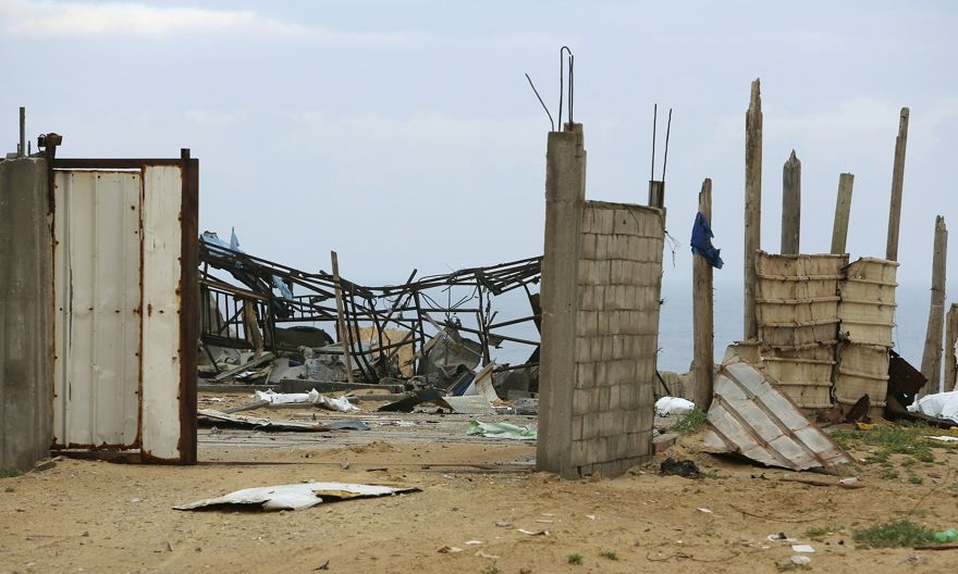 Un sitio militar de Hamás se ve vacío después de ser golpeado por ataques aéreos israelíes en la ciudad de Gaza, el viernes temprano, viernes 15 de marzo de 2019. (Foto de AP / Adel Hana)
