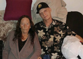 En esta fotografía de 2018 publicada por el abogado Mark Zaid, Michael R. White, a la derecha, se ve con su madre, Joanne White, a la izquierda. (Familia blanca vía AP)