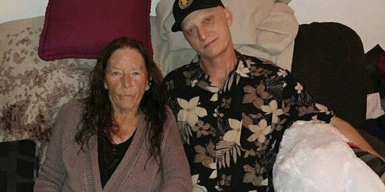 En esta fotografía de 2018 publicada por el abogado Mark Zaid, Michael R. White, a la derecha, se ve con su madre, Joanne White, a la izquierda. (Familia blanca vía AP)