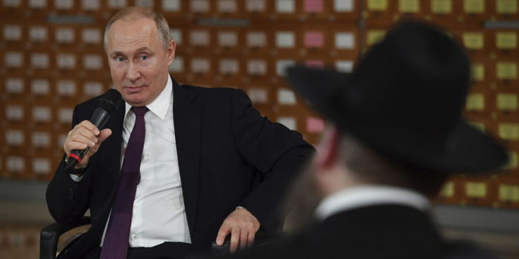 El presidente ruso Vladimir Putin habla durante una reunión con residentes locales en Simferopol, Crimea, 18 de marzo de 2019. (Yuri Kadobnov / Foto de piscina a través de AP)