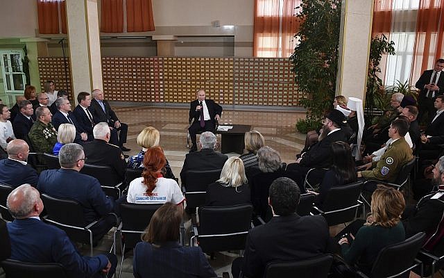 El presidente ruso Vladimir Putin, centro, habla durante una reunión con residentes locales en Simferopol, Crimea, 18 de marzo de 2019. (Yuri Kadobnov / Foto de piscina a través de AP)