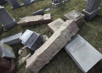 Foto del archivo: las lápidas caídas y dañadas por vándalos se encuentran en el suelo en el cementerio Mount Carmel en Filadelfia. (AP / Jacqueline Larma)