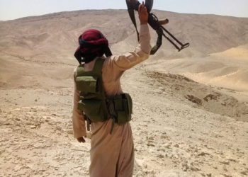 En esta foto sin fecha de 2018, un beduino de la tribu Tayaha sostiene su arma durante una operación que acompaña al ejército egipcio en Al Agama, Sinaí Central, Egipto. (Foto AP)