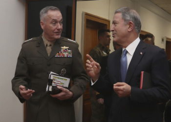 El presidente del Estado Mayor Conjunto de EE. UU., El general Joseph Dunford, a la izquierda, y el ministro de Defensa de Turquía, Hulusi Akar, hablaron durante una reunión en Ankara, Turquía, el martes 8 de enero de 2019. (Ministerio de Defensa de Turquía vía AP)