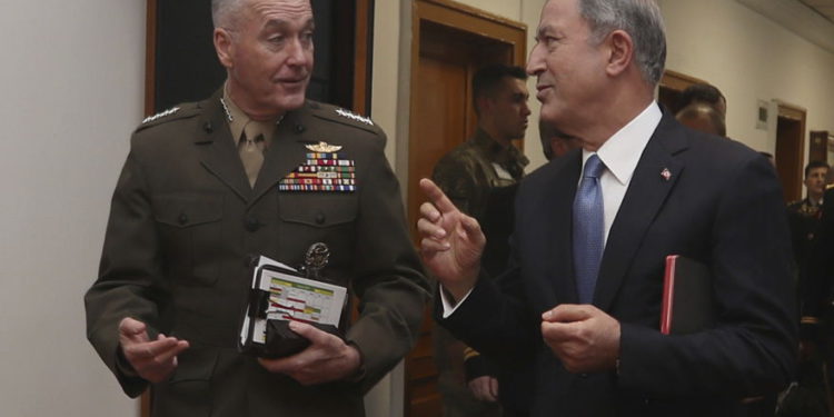 El presidente del Estado Mayor Conjunto de EE. UU., El general Joseph Dunford, a la izquierda, y el ministro de Defensa de Turquía, Hulusi Akar, hablaron durante una reunión en Ankara, Turquía, el martes 8 de enero de 2019. (Ministerio de Defensa de Turquía vía AP)
