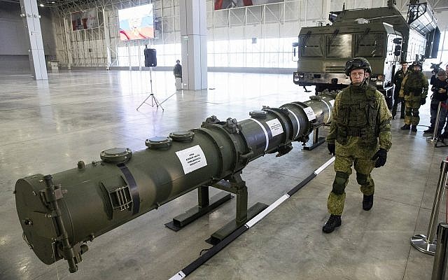 Un oficial militar ruso pasa por delante del misil de crucero 9M729 en tierra con su lanzador, a la derecha, en Kubinka, en las afueras de Moscú, Rusia, el 23 de enero de 2019. (AP Photo / Pavel Golovkin)
