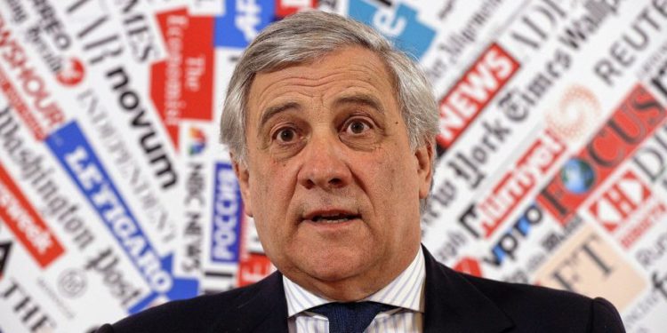 El presidente del Parlamento Europeo, Antonio Tajani, habla durante una conferencia de prensa en la asociación de prensa extranjera en Roma, 4 de febrero de 2019. (Foto AP / Gregorio Borgia)