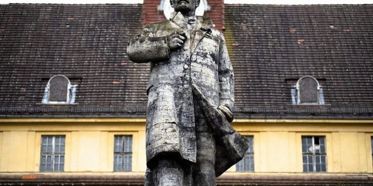 En esta foto del martes 22 de febrero de 2019, un monumento a Lenin se encuentra frente a la abandonada "Haus der Offiziere", la sede del alto mando militar de los soviéticos en la antigua Alemania Oriental, en el barrio de Zensen en Wuensdorf, a unos 40 kilómetros. (25 millas) al sur de berlín. (AP / Markus Schreiber)