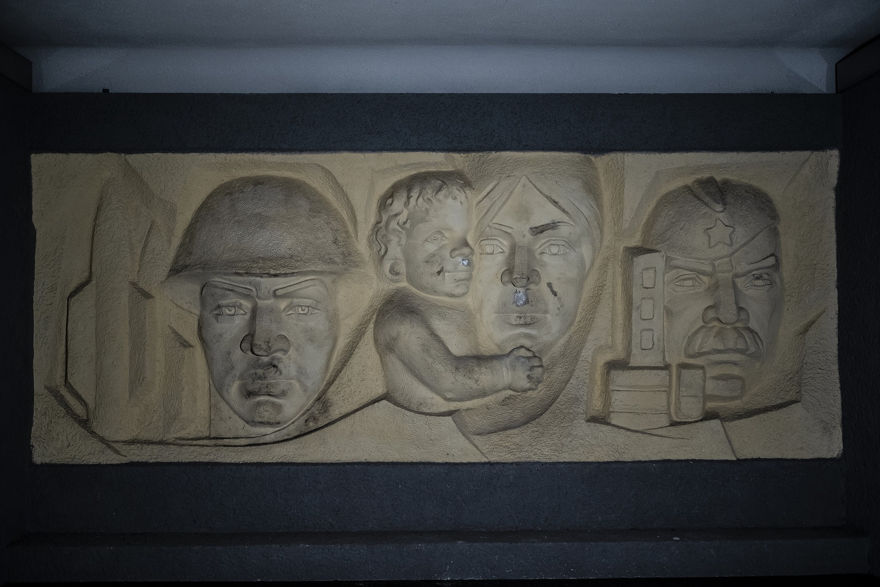 Martes 22 de febrero de 2019, la foto muestra un relieve en la pared con Lenin, a la derecha, luces dentro del abandonado "Haus der Offiziere", la sede del alto mando militar de los soviéticos en la antigua Alemania Oriental, en el barrio de Wuensdorf en Zossen, unos 40 kilómetros (25 millas) al sur de Berlín. (Foto AP / Markus Schreiber)