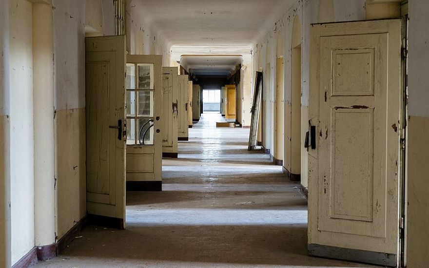 En esta foto del martes 22 de febrero de 2019, las puertas se abren en un pasillo del abandonado "Haus der Offiziere", la sede del alto mando militar de los soviéticos en la antigua Alemania Oriental en el barrio de Zensen en Wuensdorf, a unos 40 kilómetros (25 millas) al sur de berlín. (AP / Markus Schreiber)