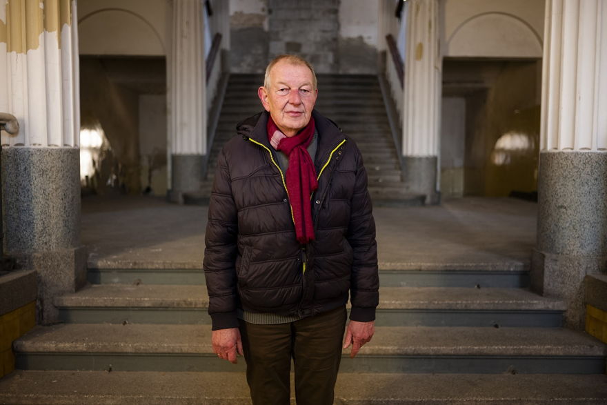 El 22 de febrero de 2019, el guía Werner Borchert posa para una fotografía en la entrada principal de la abandonada "Haus der Offiziere", la sede del alto mando militar de los soviéticos en la antigua Alemania Oriental en el barrio de Wuensdorf en Zossen. Unos 40 kilómetros (25 millas) al sur de Berlín. (AP / Markus Schreiber)