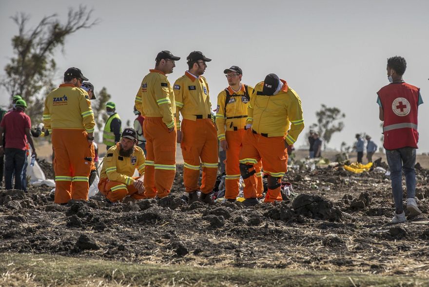 Los miembros del equipo israelí de rescate y recuperación Zaka Israel examinaron los restos en la escena en la que el Boeing 737 Max 8 de Ethiopian Airlines se estrelló poco después del despegue matando a los 157 a bordo, al sur de Addis Abeba, en Etiopía el 12 de marzo de 2019. (Foto AP / Mulugeta Ayene)