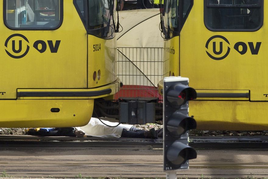 Un cuerpo cubierto con una manta junto a un tranvía después de un tiroteo en Utrecht, Países Bajos, el lunes 18 de marzo de 2019. (Foto de AP / Peter Dejong)