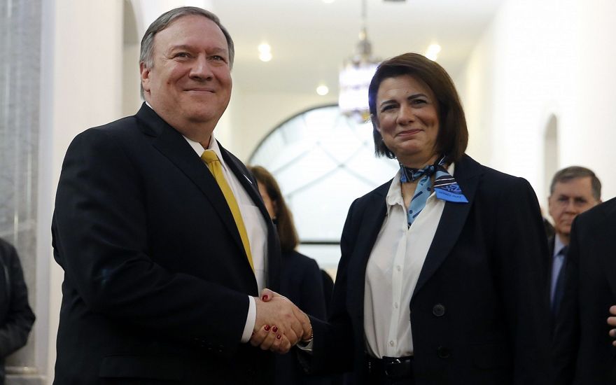La ministra del Interior del Líbano, Raya El Hassan, a la derecha, le da la mano al secretario de Estado de EE. UU., Mike Pompeo, en el Ministerio del Interior en Beirut, Líbano, 22 de marzo de 2019. (Foto AP / Bilal Hussein)