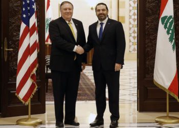El primer ministro libanés, Saad Hariri, le da la mano al secretario de Estado de EE. UU., Mike Pompeo, a la izquierda, en Beirut, Líbano, el 22 de marzo de 2019. (Foto de AP / Bilal Hussein)