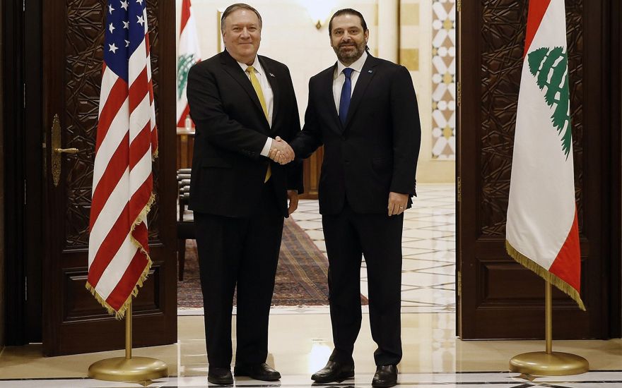 El primer ministro libanés, Saad Hariri, le da la mano al secretario de Estado de EE. UU., Mike Pompeo, a la izquierda, en Beirut, Líbano, el 22 de marzo de 2019. (Foto de AP / Bilal Hussein)