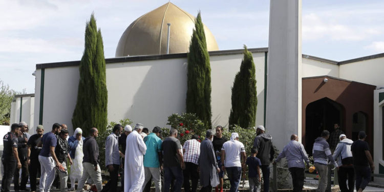 Los fieles se preparan para entrar en la mezquita de Al Noor después del tiroteo masivo de la semana pasada en Christchurch, Nueva Zelanda, el 23 de marzo de 2019. (AP Photo / Mark Baker)