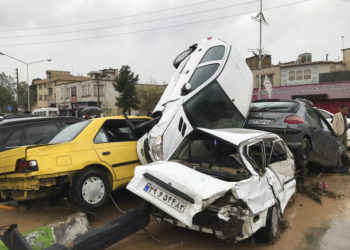 Los vehículos se amontonan en la calle después de una inundación repentina en la ciudad de Shiraz, Irán, el 25 de marzo de 2019. (Foto AP / Amin Berenjkar / Mehr Agencia de Noticias)