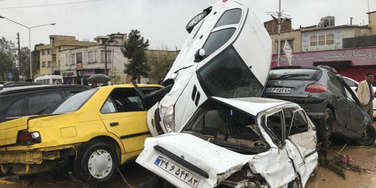 Los vehículos se amontonan en la calle después de una inundación repentina en la ciudad de Shiraz, Irán, el 25 de marzo de 2019. (Foto AP / Amin Berenjkar / Mehr Agencia de Noticias)