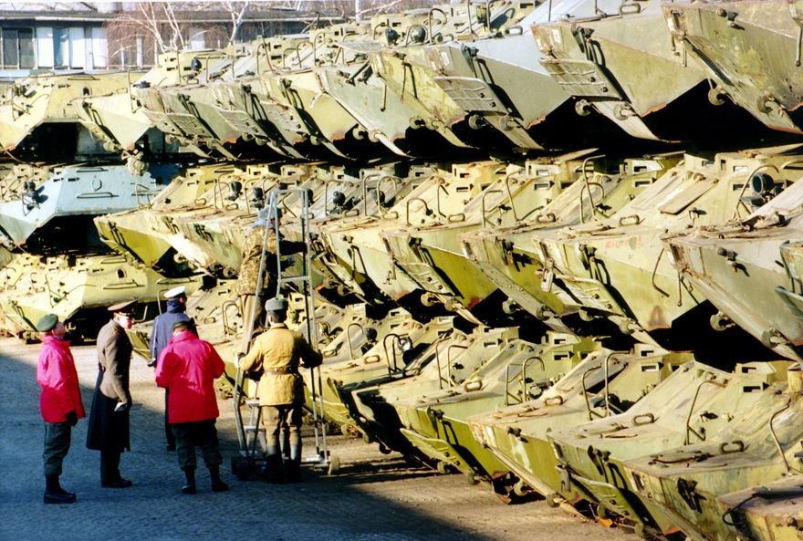 Soldados rusos y canadienses revisan los números de serie de transportadores personales blindados apilados en la sede del Grupo Occidental del Ejército Ruso en Wuensdorf, el martes 15 de febrero de 1994. (AP / Jockel Finck)