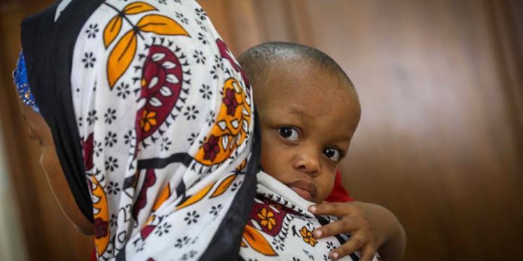 Un niño africano que espera un examen de corazón en. (Nati Shohat / Flash90)