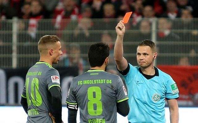 El mediocampista israelí del FC Ingolstadt, Almog Cohen, centro, recibe la tarjeta roja durante el partido de fútbol de la Bundesliga de la Segunda división alemana entre el 1 FC Union Berlin y el FC Ingolstadt en Berlín, el 8 de marzo de 2019. (Andreas Gora / dpa / AFP)