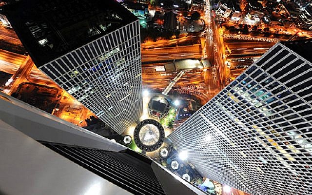 Vista de las torres Azrieli en Tel Aviv en la noche, 15 de junio de 2017. (Mendy Hechtman / Flash90)