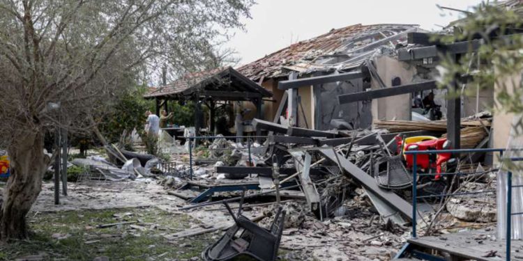 “Mi esposo sacó a nuestro hijo de la ventana y el vidrio estalló un segundo después”