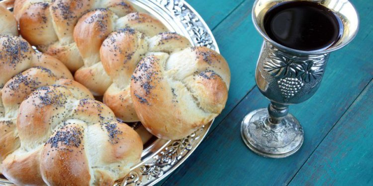 El significado detrás de los rituales de la cena de Shabat