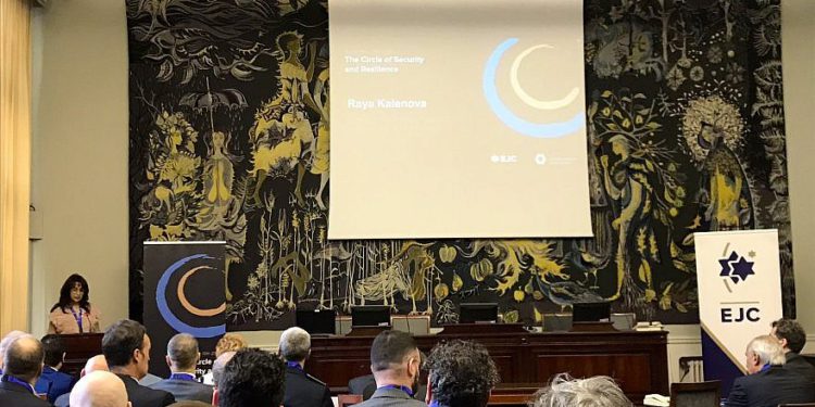El vicepresidente ejecutivo y presidente ejecutivo del Congreso Judío Europeo, Raya Kalenova, habla en la conferencia "El Círculo de Seguridad y Resistencia" en el Senado belga en Bruselas. Crédito: Congreso Judío Europeo / Twitter.