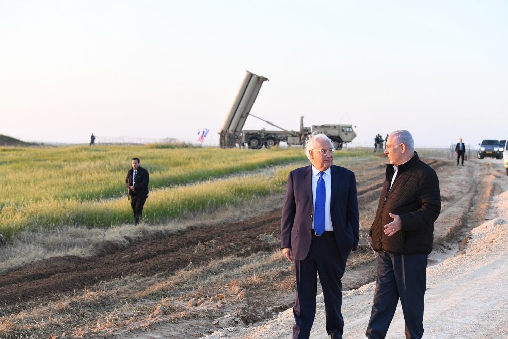 El primer ministro Benjamin Netanyahu, a la derecha, con el embajador estadounidense David Friedman mientras visitan un despliegue del sistema de defensa antimisiles THAAD de EE. UU., 6 de marzo de 2019. (Matty Stern / Embajada de EE. UU. En Jerusalén)