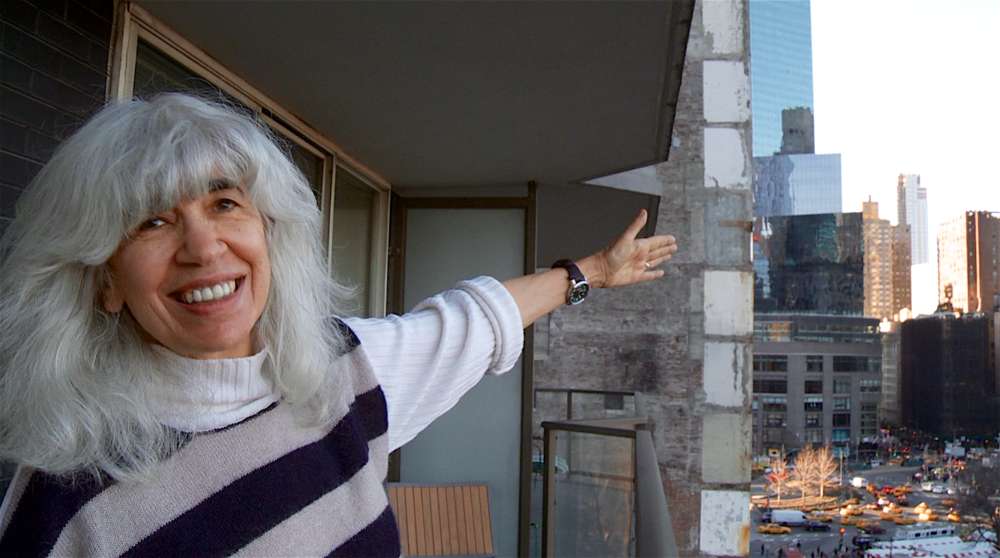 La guionista de 'Dirty Dancing' Eleanor Bergstein señala el camino a Catskills desde su balcón de la ciudad de Nueva York en 'The Mamboniks'. (Cortesía de Lex Gillespie)