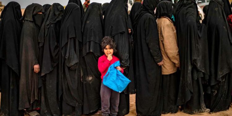 Cientos de combatientes de ISIS intentan escapar de la ciudad siria asediada