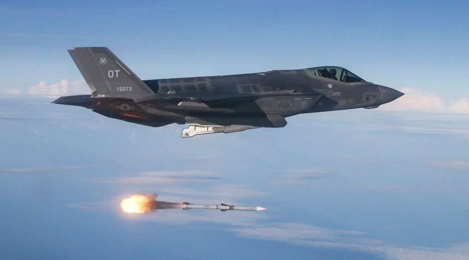 F-35 dispara un AIM-120 AMRAAM en las pruebas / USAF