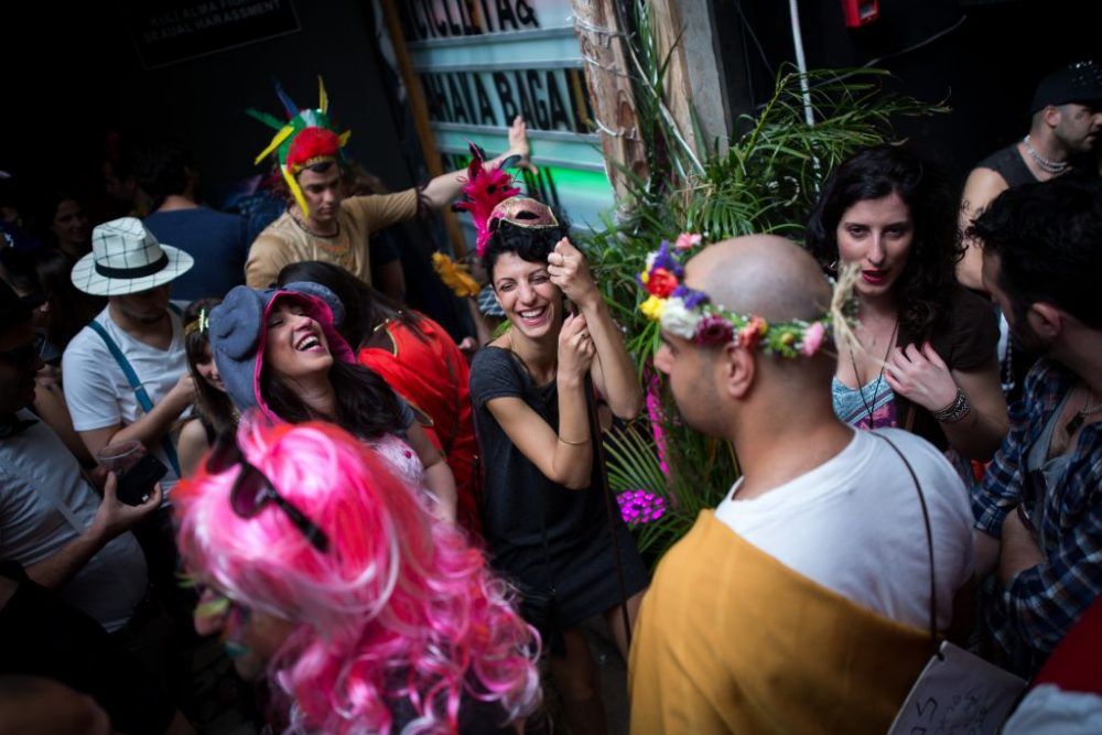 Fiesta en Purim 2016 en un bar de Tel Aviv (Miriam Alster / Flash 90)