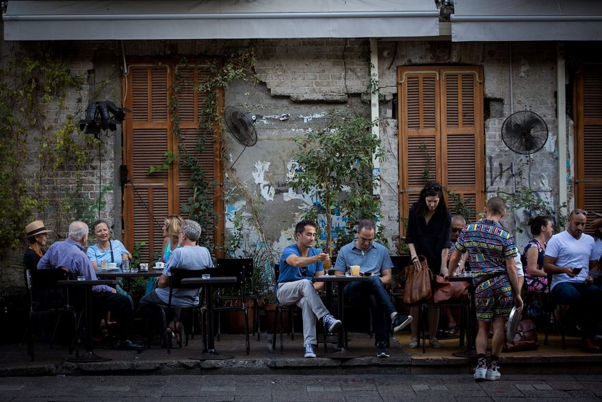 Los comensales se sientan en el restaurante Rothschild 12 en el bulevar Rothschild en Tel Aviv, el 22 de junio de 2017 (Miriam Alster / FLASH90)