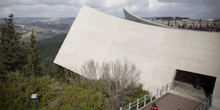 Visitantes vistos en el Museo Memorial del Holocausto Yad Vashem en Jerusalén el 24 de enero de 2018 (Miriam Alster / Flash90)