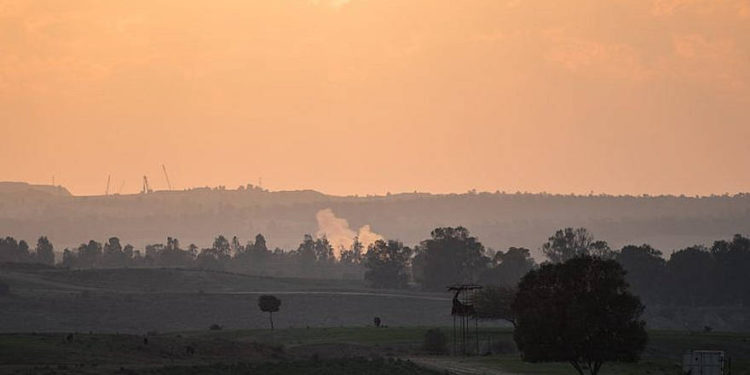Ilustrativo: El humo se eleva desde un cohete caído disparado desde Gaza en un campo en el sur de Israel cerca de la frontera con Gaza el 13 de noviembre de 2018. (Hadas Parush / Flash90)