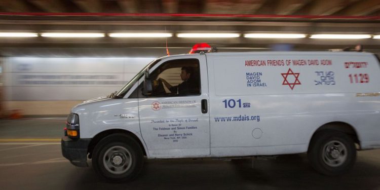 Una ambulancia Magen David Adom vista fuera del Hospital Shaarei Tzedek en Jerusalén el 13 de diciembre de 2018. (Noam Revkin Fenton / Flash90)