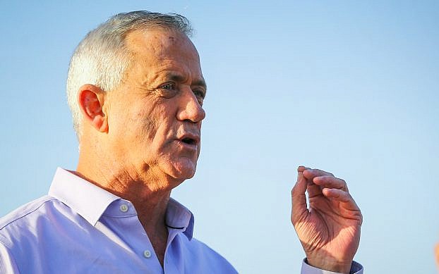 El líder del partido azul y blanco, Benny Gantz, celebra una conferencia de prensa en el kibutz Nahal Oz, en el sur de Israel, el 15 de marzo de 2019. (Flash90)