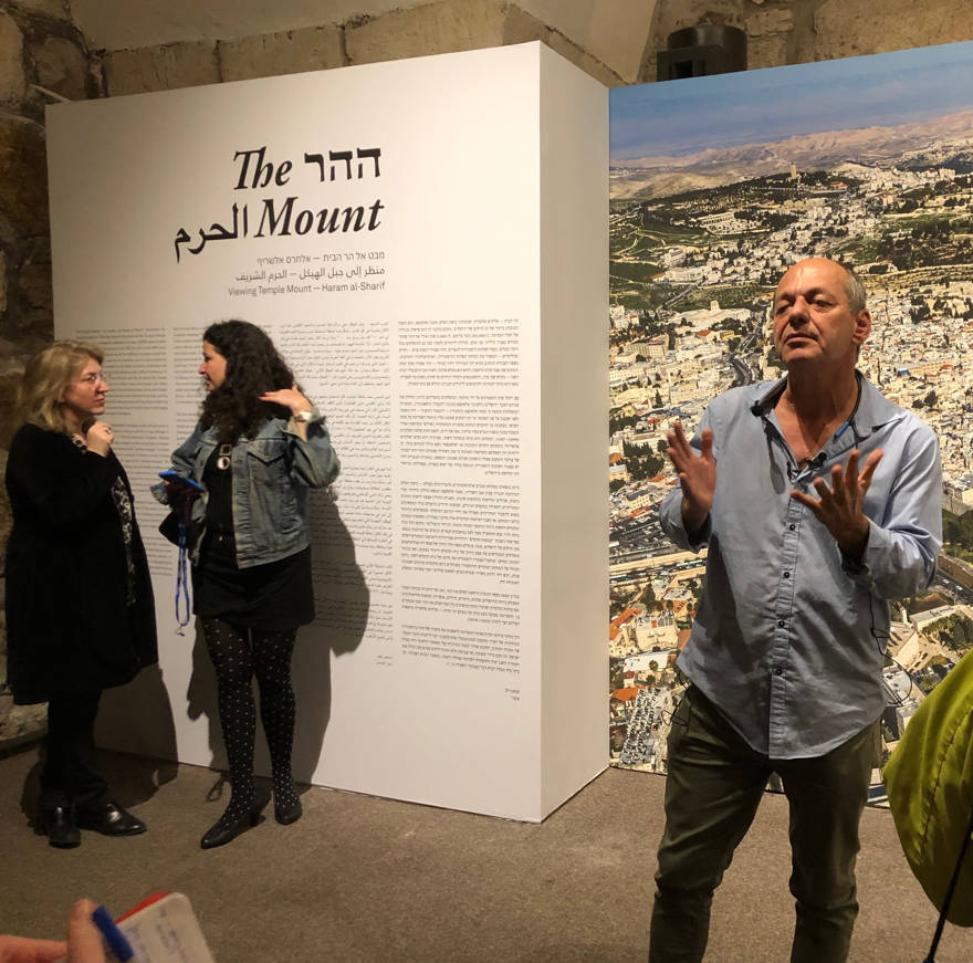 Shimon Lev, curador frente a “El monte: Un viaje fotográfico al Monte del Templo”. Crédito: Judy Lash Balint.