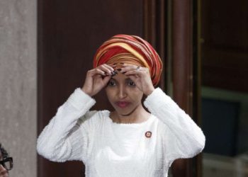 Cardoza-Moore entrega peticiones a Washington solicitando expulsión de Ilhan Omar del Congreso