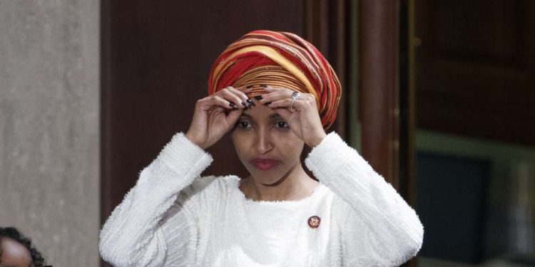 Cardoza-Moore entrega peticiones a Washington solicitando expulsión de Ilhan Omar del Congreso